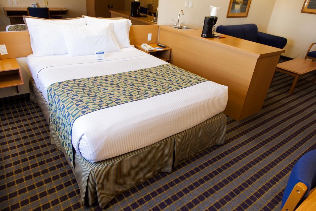 Microtel Inn & Suites By Wyndham Чиуауа Экстерьер фото